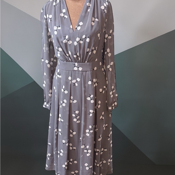 Anne Klein Dresses & Skirts - Anne Klein Gray Floral V-Neck Long Sleeve Midi Dress